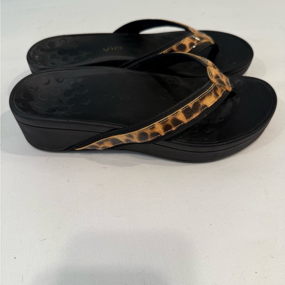 Vionic Black and Brown Leopard Contoured Sandals